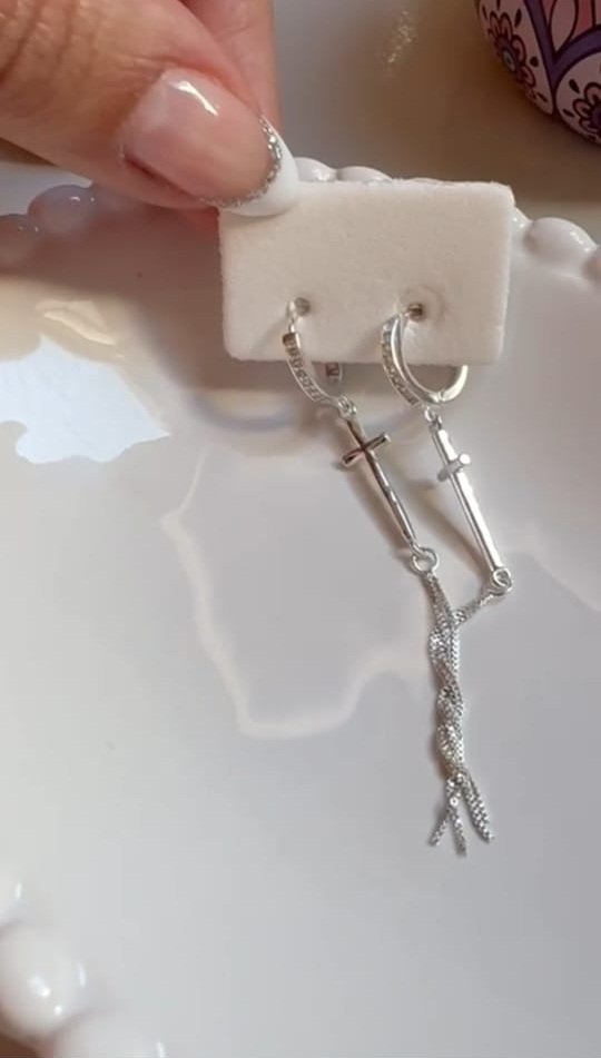 Brinco Cruz argola cravejada zirconia