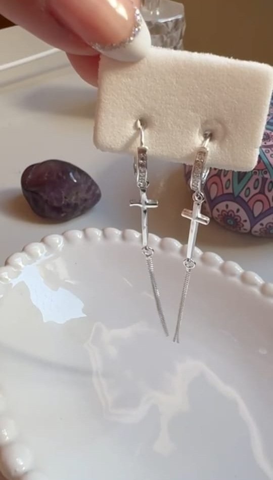 Brinco Cruz argola cravejada zirconia