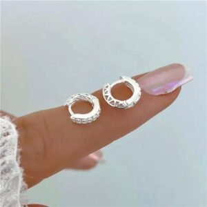 Brinco argola Click rendado e cravejado 10mm