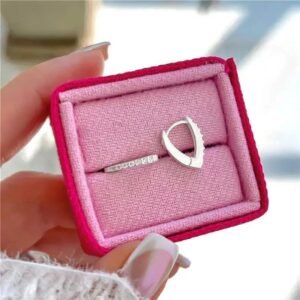 Brinco argola click em V cravejado cristal