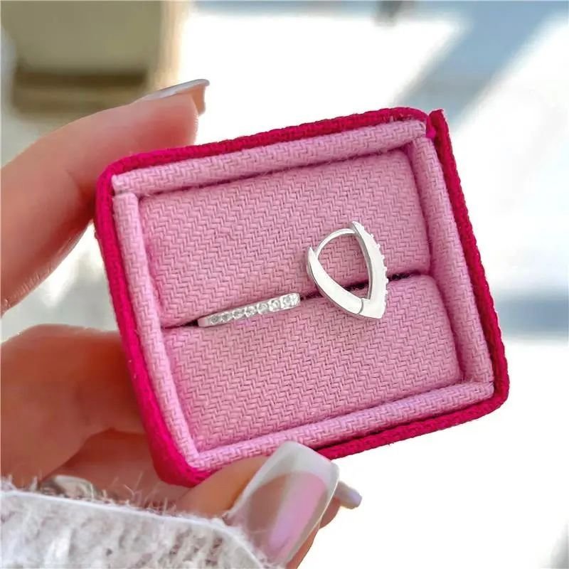 Brinco argola click em V cravejado cristal