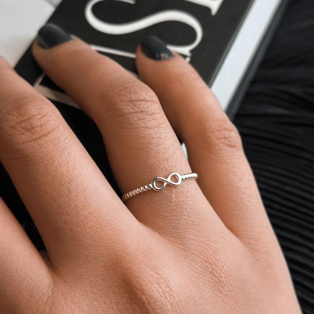 Anel pontilhado com mini infinito número 23