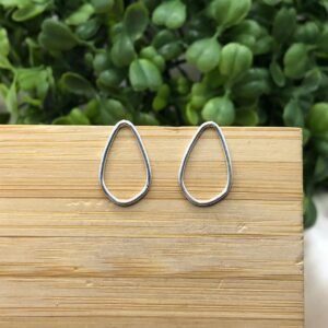 Brinco gota vazada fio triângulo