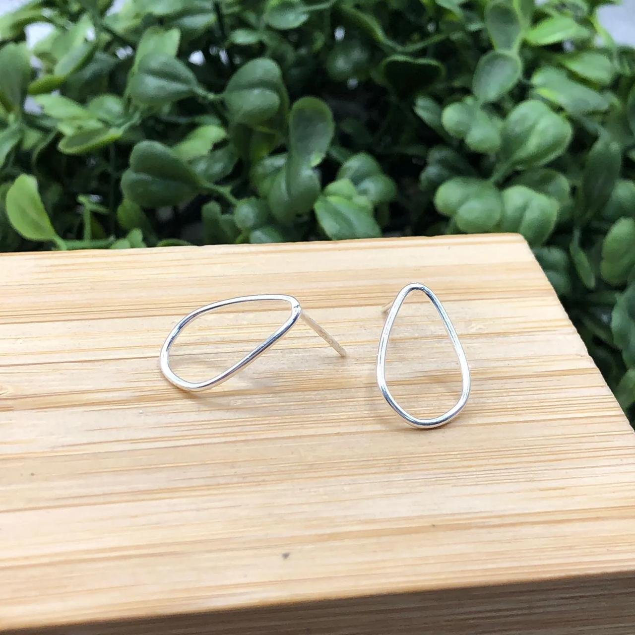 Brinco gota vazada fio triângulo img2