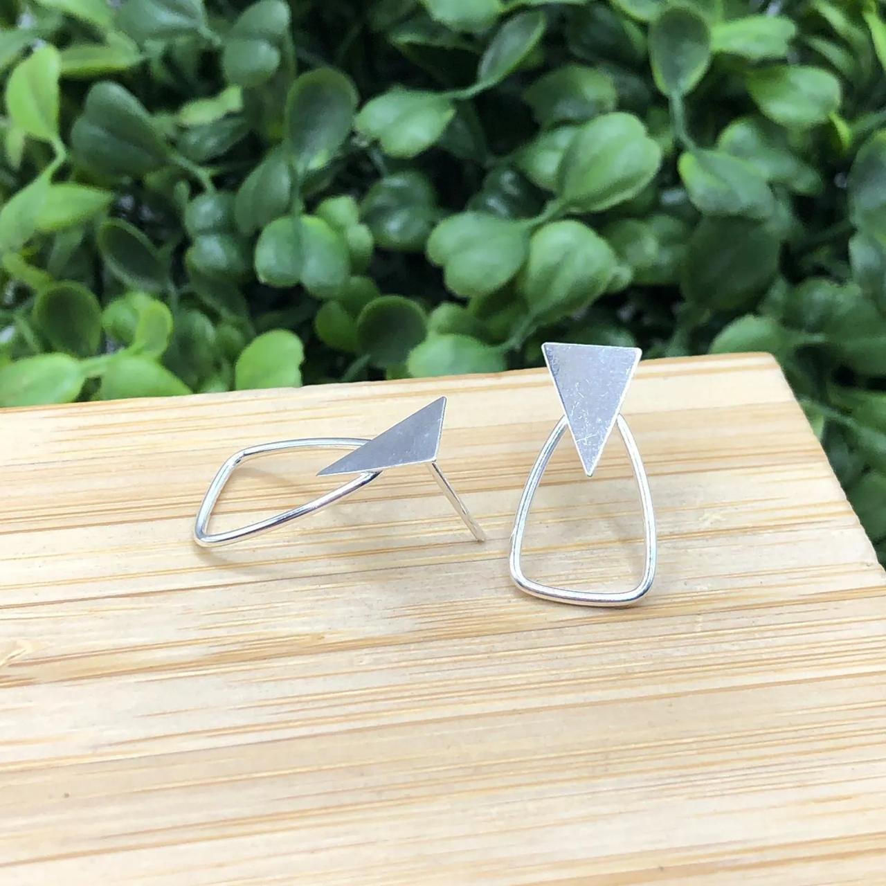 Brinco triângulo chapinha e vazado img2