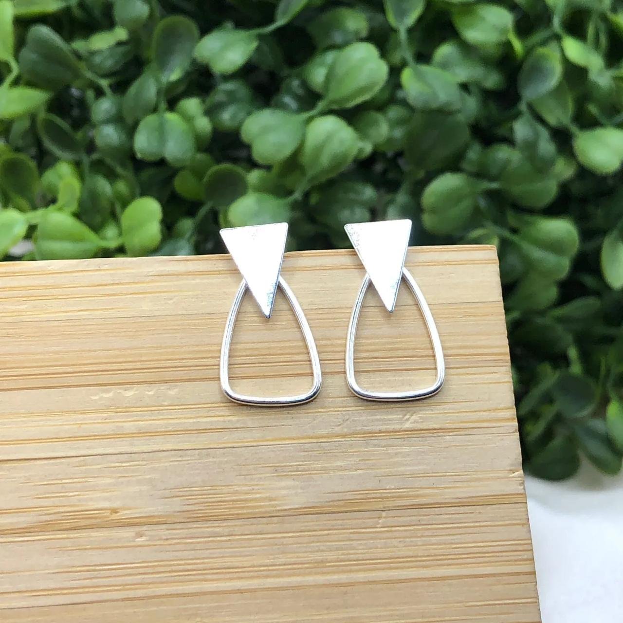 Brinco triângulo chapinha e vazado