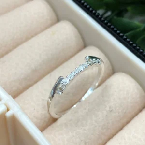 Anel liso com detalhes pedra zirconia (numero 21)
