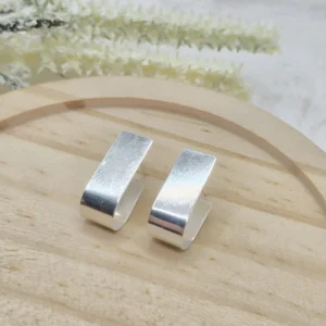 Brinco chapinha curvado liso (Tamanho P)